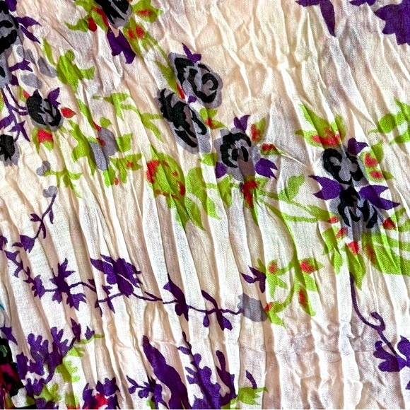 BNWOT VIBRANT FLORAL SPRING SCARF - Picture 4 of 8